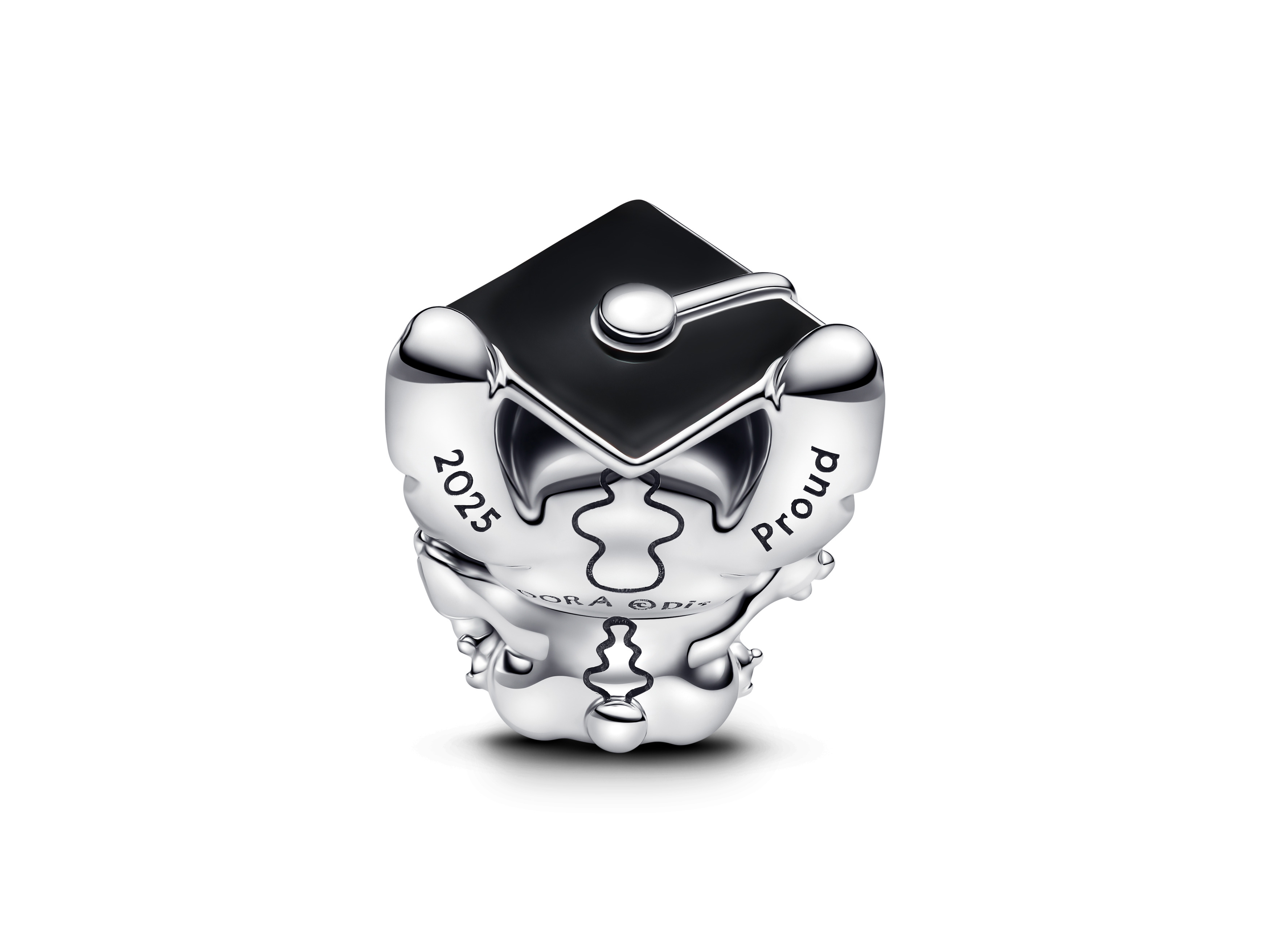 Charm von Pandora in Form von Stitch mit einem Abschlusshut, verziert mit den Jahren 2025 und dem Wort Proud, aus Sterling Silber und Emaille, ideal für Graduierungsgeschenke.