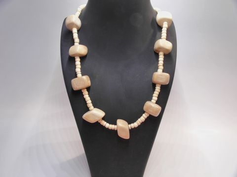 Holzkette aus Quadern in naturbraun, 22 mm groß, auf einer Länge von 60 cm, hergestellt von Juwelier Harnisch, ideal für natürlichen Schmuckstil.