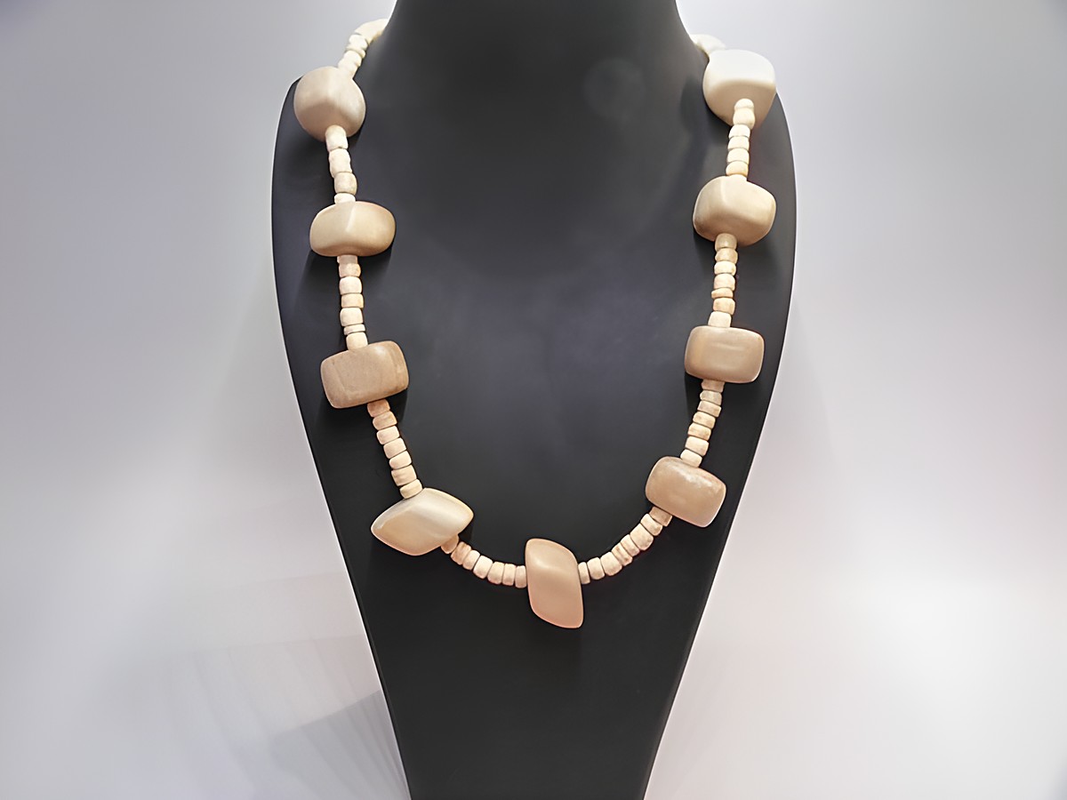 Holzkette aus Quadern in naturbraun, 22 mm groß, auf einer Länge von 60 cm, hergestellt von Juwelier Harnisch, ideal für natürlichen Schmuckstil.