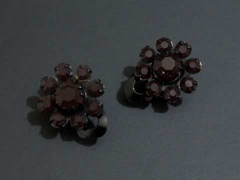 Strass Ohrclips grazil in Dunkelrot und Schwarz, Hersteller Juwelier Harnisch, funkelnde Details im floralen Design, perfekt für elegante Anlässe.