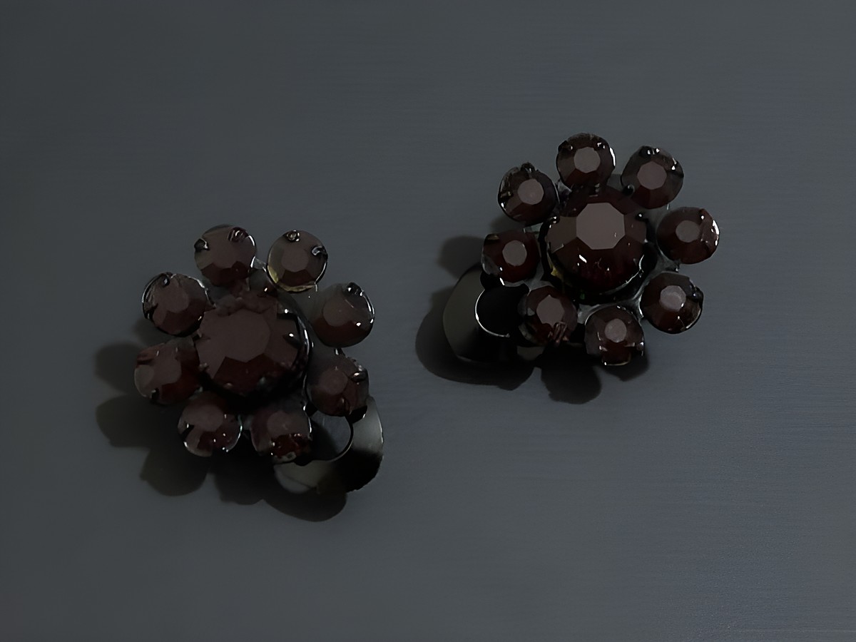 Strass Ohrclips grazil in Dunkelrot und Schwarz, Hersteller Juwelier Harnisch, funkelnde Details im floralen Design, perfekt für elegante Anlässe.