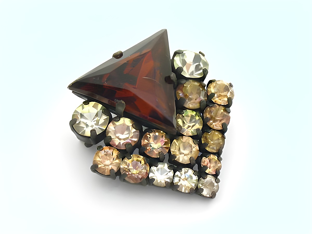 Strass Brosche wunderschön in Braun und gefasst. Neu vom Hersteller Juwelier Harnisch. Strass Brosche in Gelb und Braun, elegant und funkelnd. Ideal für den besonderen Anlass.