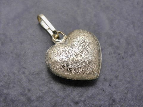 Herz Anhänger aus Gold, funkelnd und mattiert, Größe 11,6 mm, plastisch gestaltet, Hersteller Juwelier Harnisch. Ideal als Schmuckstück für besondere Anlässe.