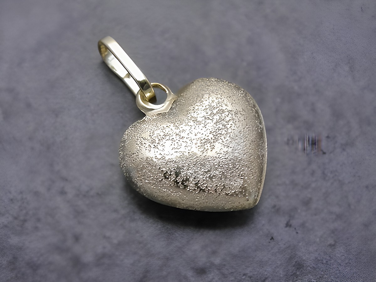 Herz Anhänger aus Gold, funkelnd und mattiert, Größe 11,6 mm, plastisch gestaltet, Hersteller Juwelier Harnisch. Ideal als Schmuckstück für besondere Anlässe.