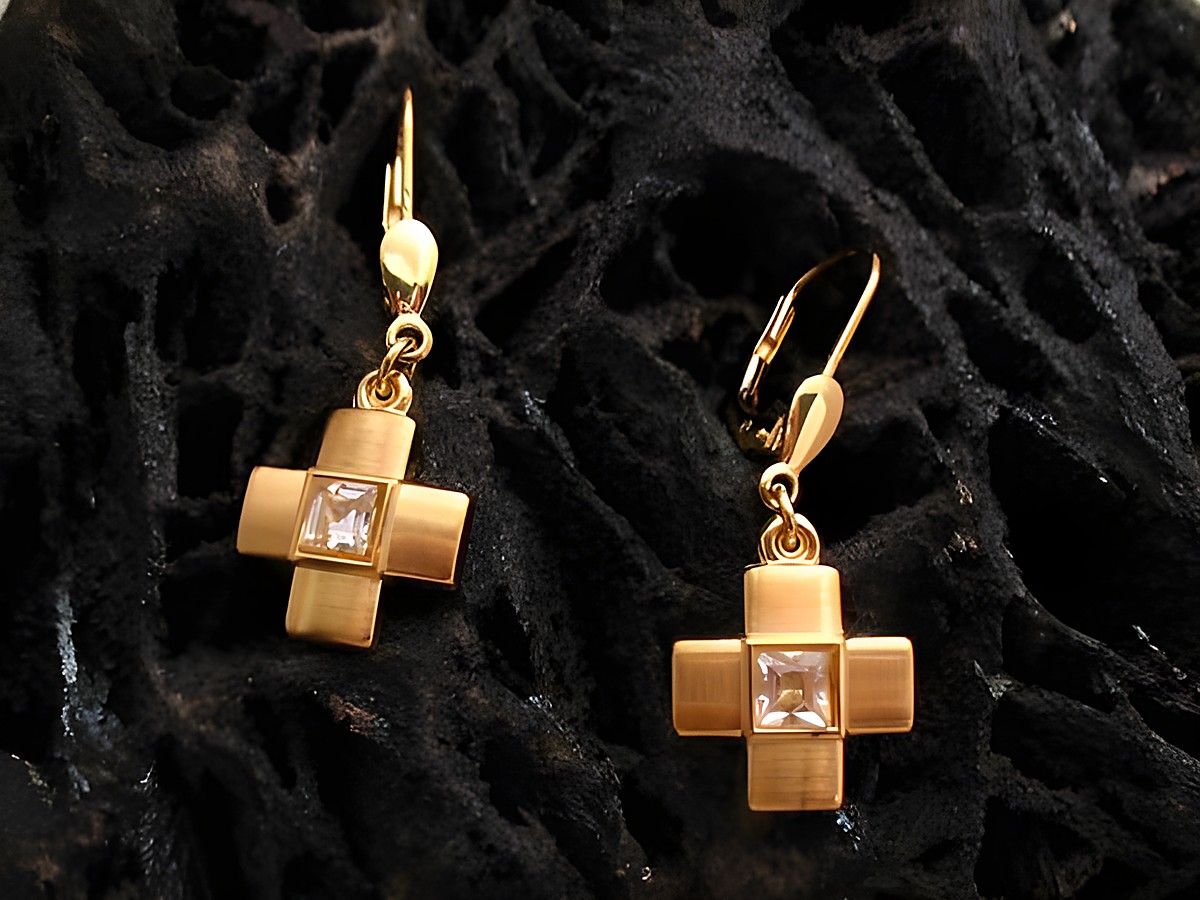 Ohrringe aus 585er Gold mit Zirkonia, kunstvoll gestaltete Ohrhänger in Kreuzform, ideal als Geschenkidee, Hersteller Juwelier Harnisch.