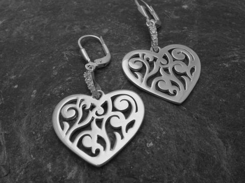 Silber Ohrringe in Herzform mit verschnörkeltem Design, ohne Stein, aus dem Hause Juwelier Harnisch, Zirkonia in weiß, perfekt für romantische Anlässe.
