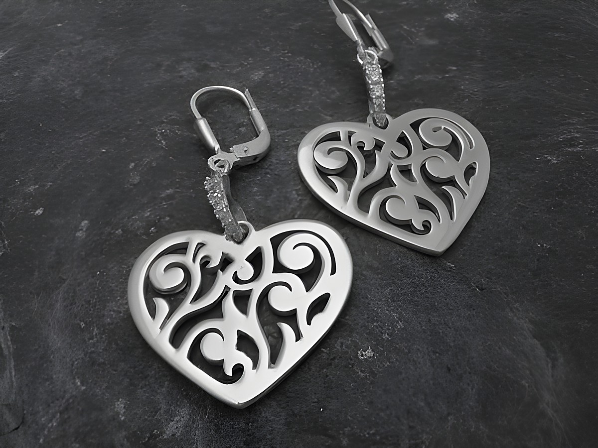 Silber Ohrringe in Herzform mit verschnörkeltem Design, ohne Stein, aus dem Hause Juwelier Harnisch, Zirkonia in weiß, perfekt für romantische Anlässe.