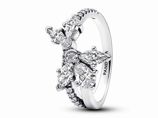 Funkelnder asymmetrischer Cluster Ring von Pandora aus Sterling Silber, verziert mit Zirkonia, Größe 56, zeigt ein elegantes Design mit blütenartigen Formen und glitzernden Steinen.