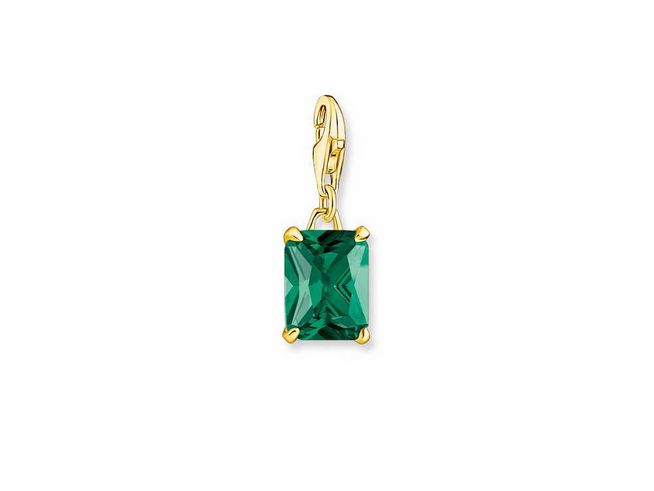 Thomas Sabo Charms-Anhänger mit oktagonal geschliffenem grünem Glas-Keramik Stein aus Sterling Silber und vergoldeter Fassung, funkelnd und elegant.