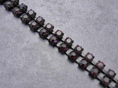 Strass Armband in modernem Design, granatrot mit schwarzer Fassung, 18 cm lang, hochwertiger Strassschmuck vom Hersteller Juwelier Harnisch, ideal für elegante Anlässe.