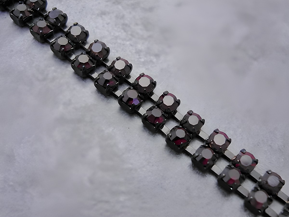 Strass Armband in modernem Design, granatrot mit schwarzer Fassung, 18 cm lang, hochwertiger Strassschmuck vom Hersteller Juwelier Harnisch, ideal für elegante Anlässe.