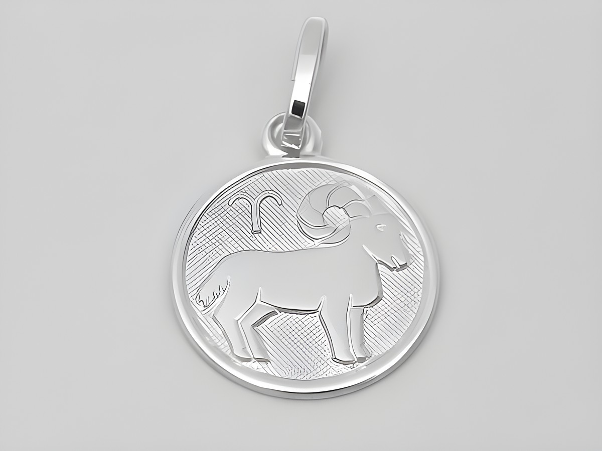Widder Sterling Silber Sternzeichenanhänger poliert mit einem Durchmesser von 14 mm, gefertigt vom Juwelier Harnisch, mit einem kunstvoll gestalteten Widdermotiv.