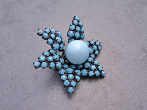 Moderne Strass Brosche in Türkis mit einer großen, hellblauen Perle in der Mitte, Hersteller Juwelier Harnisch, weitere Farben verfügbar.