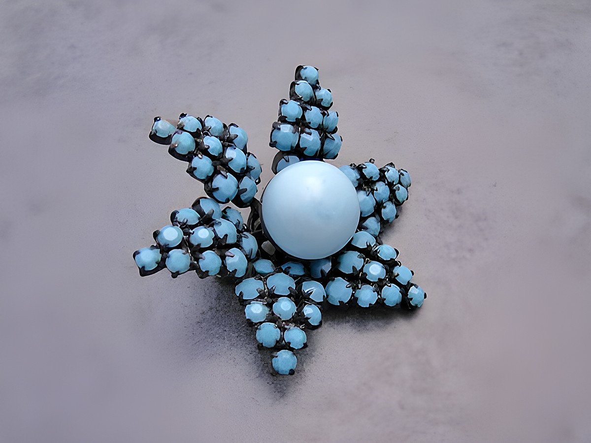 Moderne Strass Brosche in Türkis mit einer großen, hellblauen Perle in der Mitte, Hersteller Juwelier Harnisch, weitere Farben verfügbar.