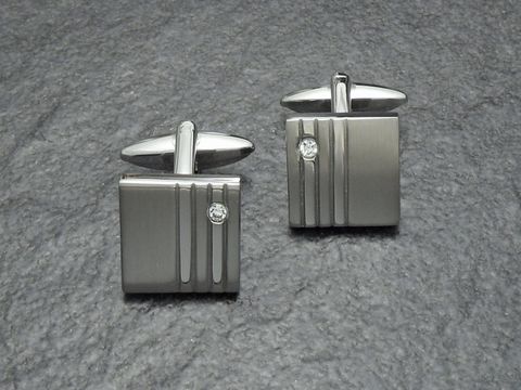 10419-0 Edelstahl Manschettenknöpfe mit Zirkonia, quadratisch und modern gestaltet, Maße 15 x 15 mm, Hersteller Juwelier Harnisch, perfekte Ergänzung für elegante Herrenmode.