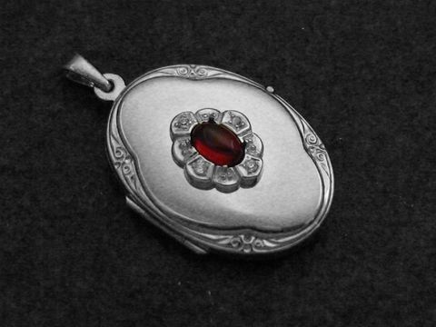 Granat rot-braun Medaillon Cabochon in Weißgold 585 mit Brillanten, gefertigt vom Juwelier Harnisch, elegant und zeitlos, ideal als edles Schmuckstück für besondere Anlässe.