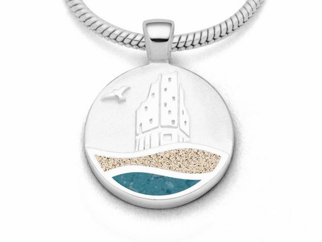 DUR Anhänger mit einem Design von Strandwellen Hamburg, aus rhodiniertem Sterling Silber. Verziert mit Strandsand und blauen Steinsand, zeigt eine stilisierte Strandansicht mit einem Turm und einer Möwe.