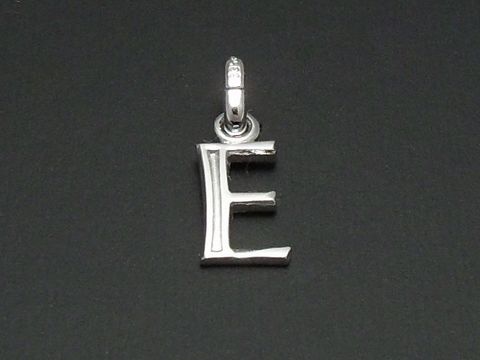 Silber rhodiniertes Anhänger in Form des Buchstabens E mit ansprechendem Design, hergestellt vom Juwelier Harnisch. Ideal als persönlicher Schmuck oder Geschenk.