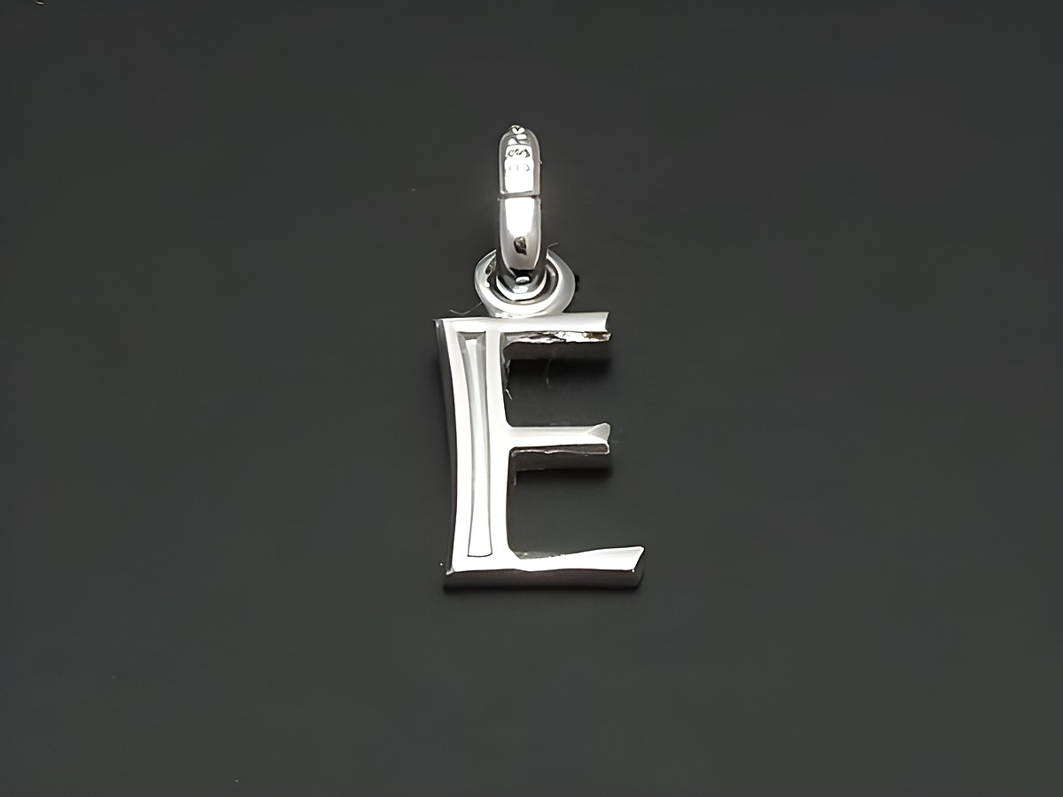 Silber rhodiniertes Anhänger in Form des Buchstabens E mit ansprechendem Design, hergestellt vom Juwelier Harnisch. Ideal als persönlicher Schmuck oder Geschenk.
