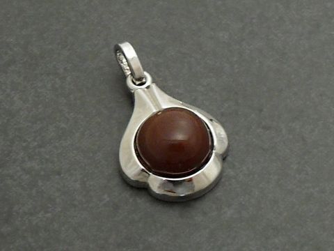Eleganter Tropfen-Anhänger aus rhodiniertem Silber mit einem runden Karneol in der Mitte, gefertigt vom Juwelier Harnisch. Ideal für stilvolle Akzente.