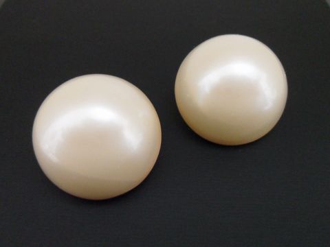 71784-0 Ohrclip in weiß zeitlos mit silberfarbenen Akzenten und synthetischen Zuchtperlen der Marke Juwelier Harnisch, elegant und vielseitig.