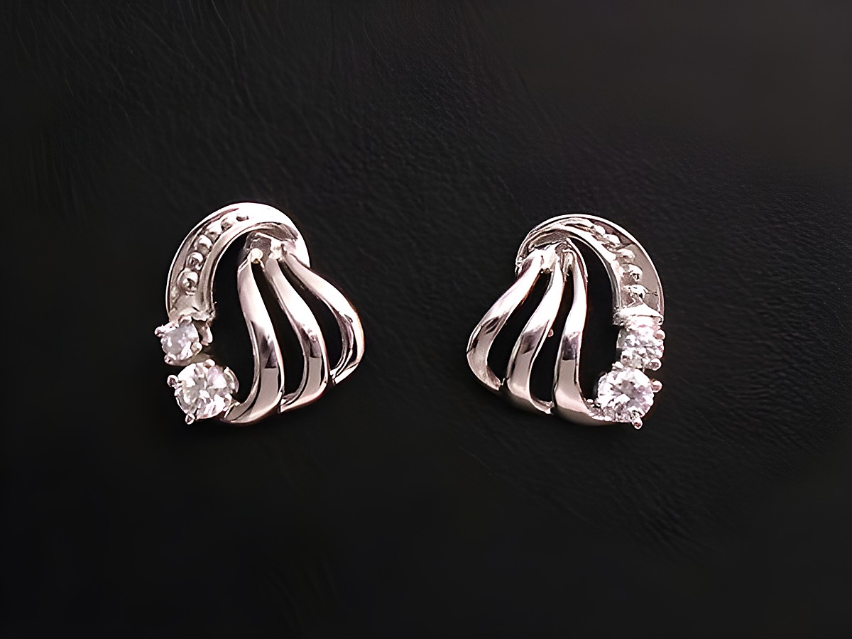 Ohrringe Zirkonia ELEGANCE in Weißgold, elegante geschwungene Form mit funkelnden Zirkonia-Steinen, hergestellt von Juwelier Harnisch, ideal für festliche Anlässe.