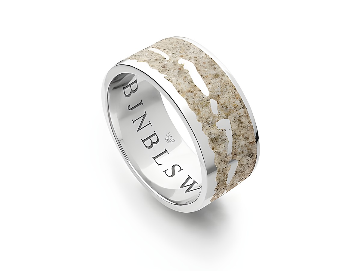 Der DUR Strandring Nordsee R4902.56 aus Sterling Silber in Größe 56 zeigt ein elegantes Design mit einer sandfarbenen Oberfläche und feinen Wellenmustern.