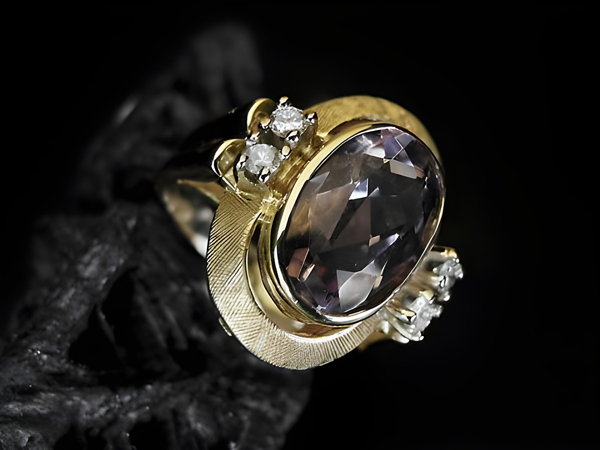 Gold Ring - Gold 585 - Brillant + Amethyst - oval - Gr. 55, Hersteller: Juwelier Harnisch, bis Gr. 56/18. Der Ring ist elegant gestaltet mit einem ovalen Amethyst und funkelnden Brillanten.