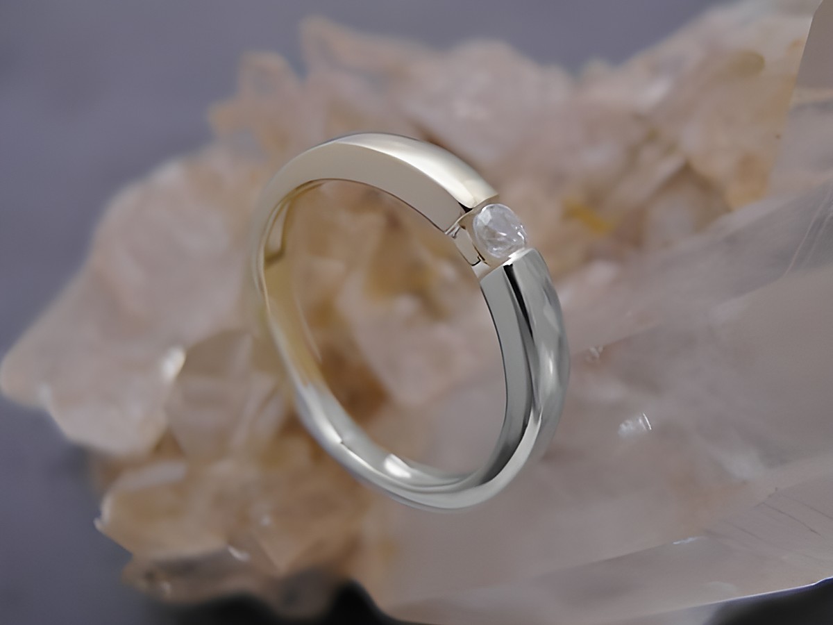 Romantischer Ring aus Gold 333 in Bicolor mit Zirkonia, Größe 58, Hersteller Juwelier Harnisch, geeignet bis Größe 56/18. Elegantes Design auf mineralischem Untergrund. – Ansicht 2