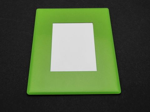 Ein grüner magnetischer Bilderrahmen mit den Abmessungen 7 x 5,5 cm für Bilder von 4 x 3 cm, Hersteller Juwelier Harnisch, mit der Möglichkeit zur Gravur.