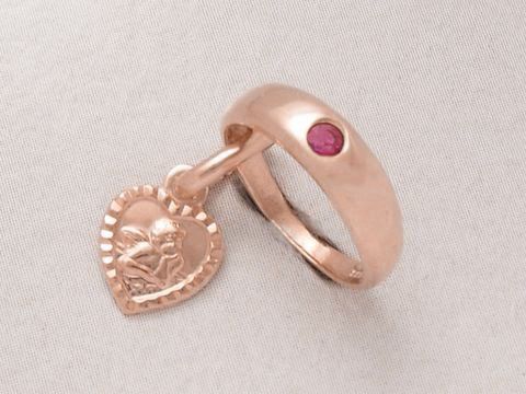 Taufring und Schutzengel in Herzform aus 925 Silber rosé vergoldet mit Rubin, hergestellt von Juwelier Harnisch, elegante und symbolische Schmuckstück für besondere Anlässe.
