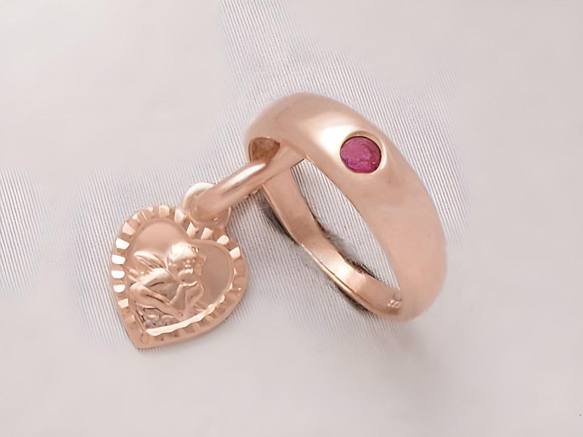 Taufring und Schutzengel in Herzform aus 925 Silber rosé vergoldet mit Rubin, hergestellt von Juwelier Harnisch, elegante und symbolische Schmuckstück für besondere Anlässe.
