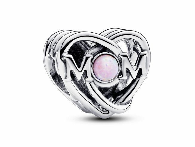 Offen gearbeiteter Herz Charm aus Silber mit der Gravur MOM und einem synthetischen rosa Opal in der Mitte, ideal für Schmuckliebhaber und Geschenke für Mütter.