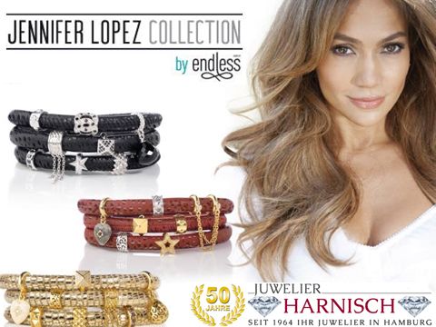 Charm-Armband aus der Jennifer Lopez Kollektion von Endless, ausgestattet mit goldenen, schimmernden Charms und Kristallen, umgeben von stilvollen Armbändern in Schwarz und Braun.