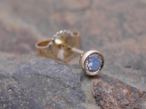Rund 1 Ohrstecker unisex aus Gold 585, schlicht elegant, mit Brillant, von Juwelier Harnisch, Einzelohrringe, 1 Stück, ideal für jeden Anlass.