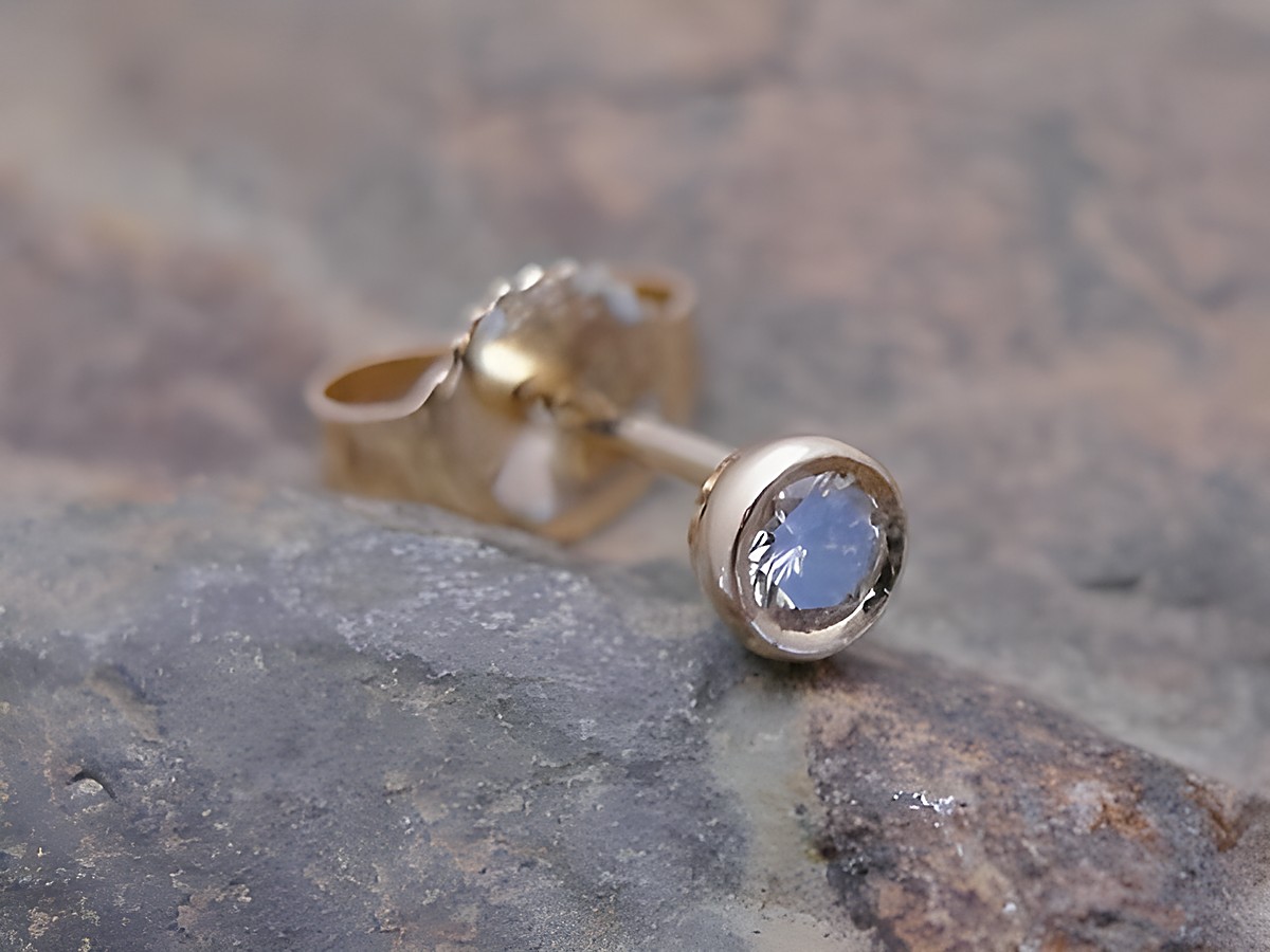Rund 1 Ohrstecker unisex aus Gold 585, schlicht elegant, mit Brillant, von Juwelier Harnisch, Einzelohrringe, 1 Stück, ideal für jeden Anlass.
