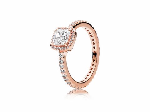 Ein eleganter Ring von PANDORA aus PANDORA Rose, Größe 56, mit einem großen, funkelnden Stein in der Mitte und feinen Verzierungen aus kleinen Steinen an der Seite für zeitlose Schönheit.