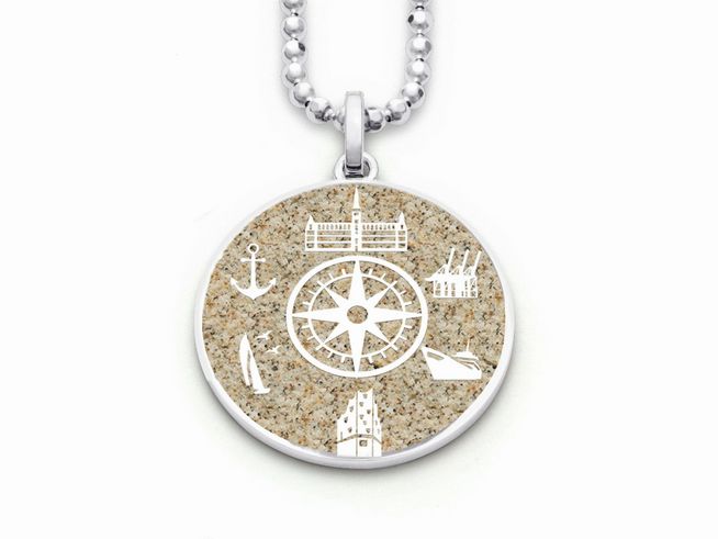 DUR Anhänger Hamburg Strandsand P4224 aus rhodiniertem Sterling Silber zeigt ein maritimes Design mit Kompass und ikonischen Hamburger Motiven auf Sandbasis.