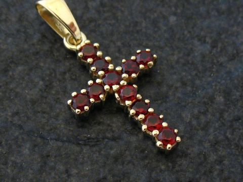 Goldkreuz mit echtem Granat aus Gold 750, hergestellt von Juwelier Harnisch. Der Anhänger ist mit mehreren rot funkelnden Granaten besetzt und hat eine elegante Form.