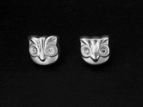 Silberne Ohrstecker in Eulenform teilmattiert mit rhodinierten Oberflächen und Zirkonia-Steinen, hergestellt von Juwelier Harnisch, ideal für jeden Anlass.