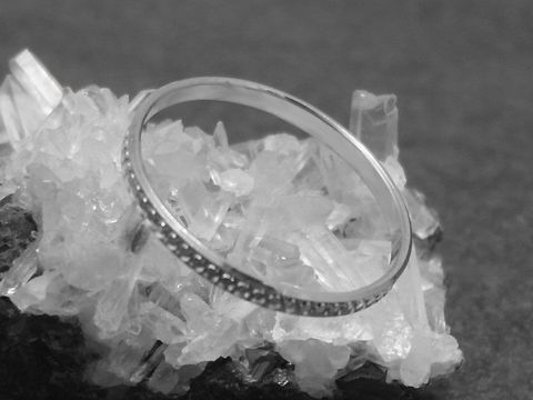 Silber Ring rhodiniert 2mm breit Größe 56 17,7mm-City auf kristallinem Untergrund, Hersteller Juwelier Harnisch bis Größe 56 17,8.