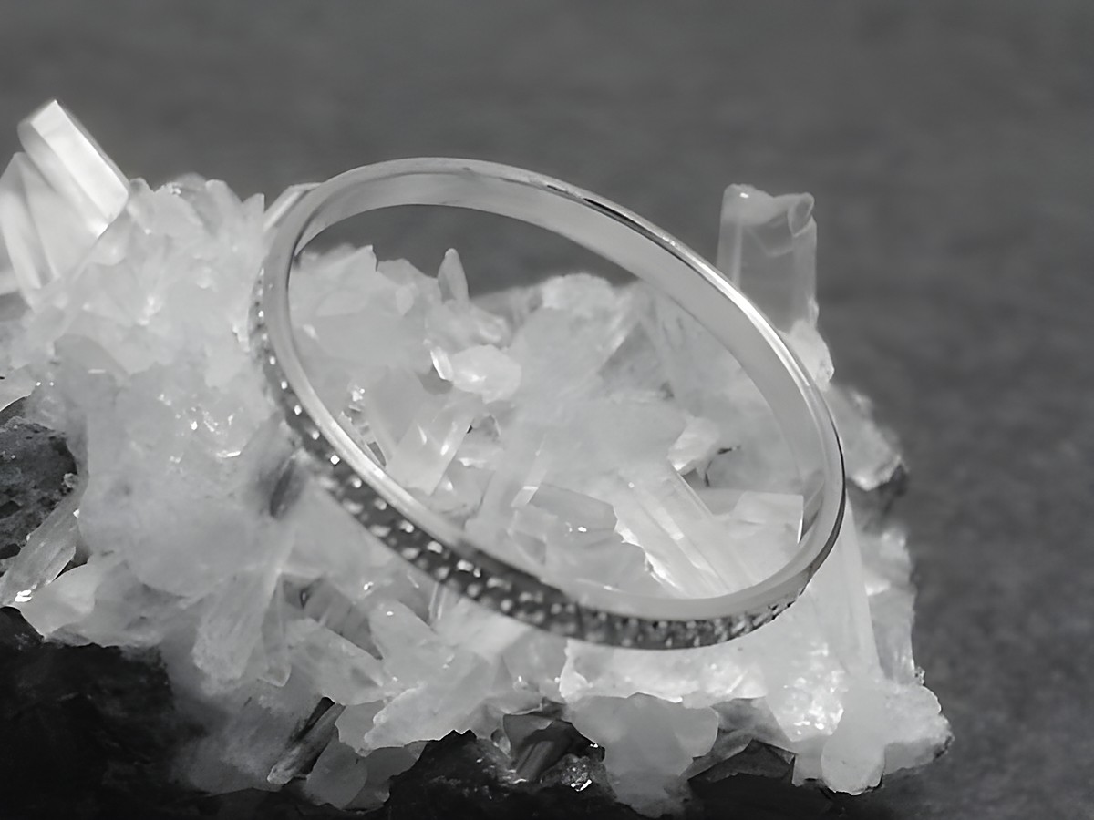 Silber Ring rhodiniert 2mm breit Größe 56 17,7mm-City auf kristallinem Untergrund, Hersteller Juwelier Harnisch bis Größe 56 17,8.