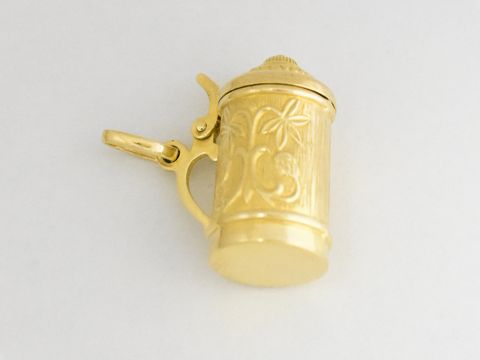 Bierkrug aus Gold 333 mit beweglichem Deckel und eingravierten Mustern, Hersteller Juwelier Harnisch. Ideal als goldener Anhänger für Liebhaber von Bierkrügen.