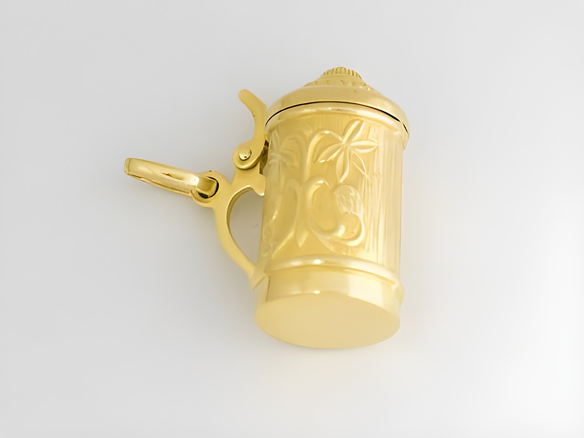 Bierkrug aus Gold 333 mit beweglichem Deckel und eingravierten Mustern, Hersteller Juwelier Harnisch. Ideal als goldener Anhänger für Liebhaber von Bierkrügen.