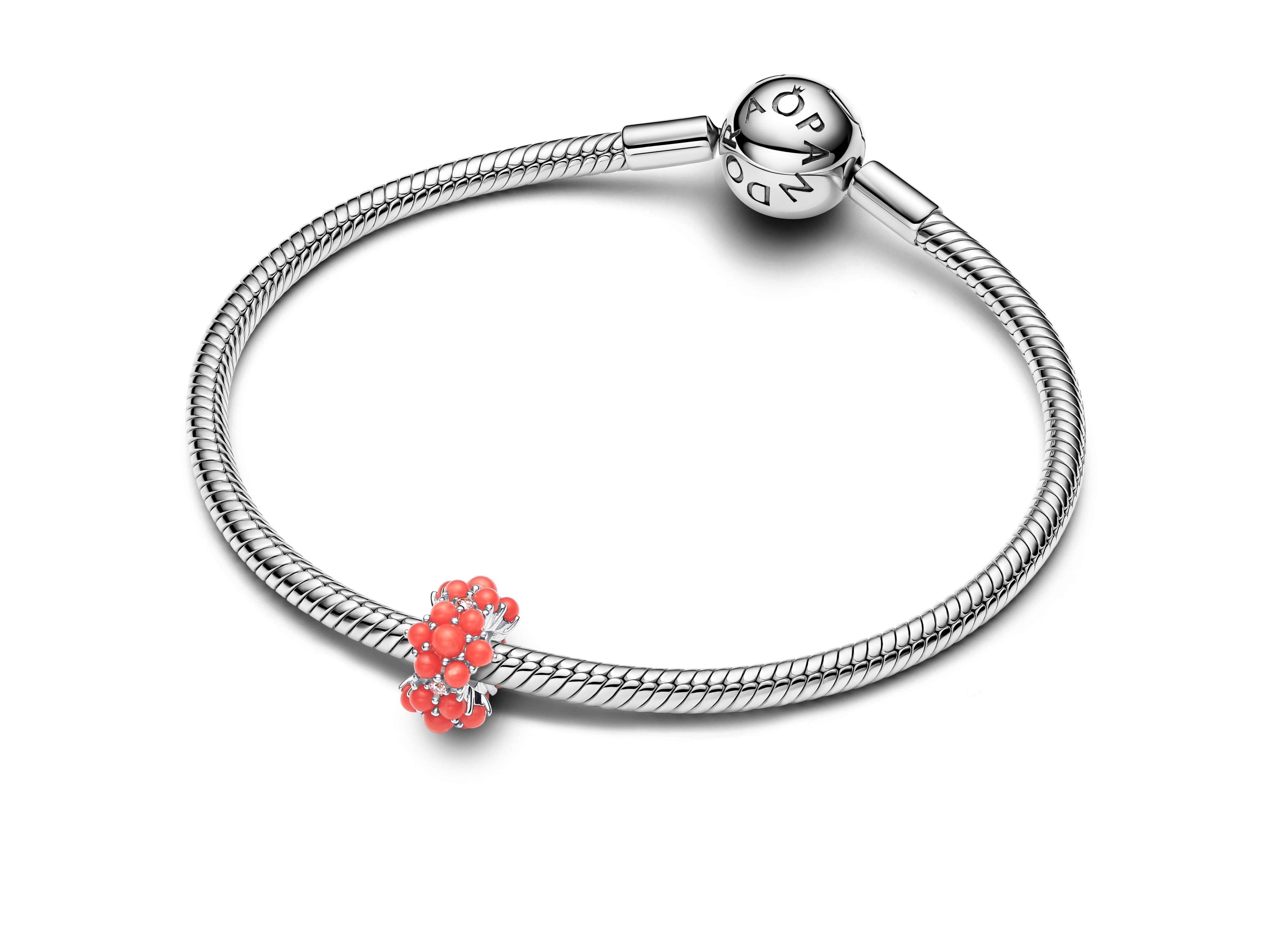Ein silbernes Armband mit einem korallenfarbenen Ozean Charm, der mit kleinen, runden Elementen gestaltet ist, ideal für die Schmuckkollektion von Pandora.