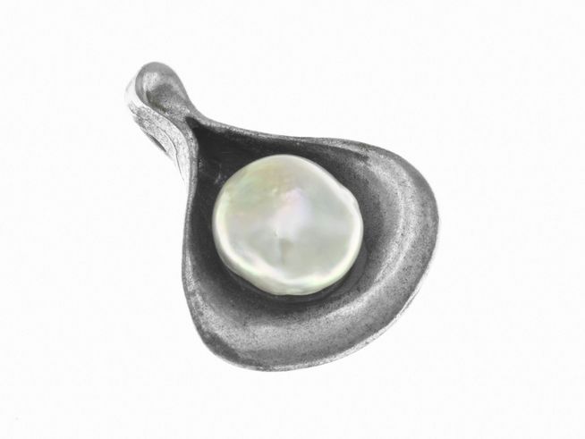 Anhänger Muschel aus Sterling Silber, geschwärzt, mit einer Zuchtperle in der Mitte, teilmattiert und reizend, Hersteller: Juwelier Harnisch, ideal für Halsketten.