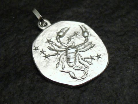 Skorpion Sternzeichen Anhänger aus rhodiniertem Sterling Silber, hergestellt von Juwelier Harnisch, mit detaillierter Skorpion-Silhouette und Sternen verziert.