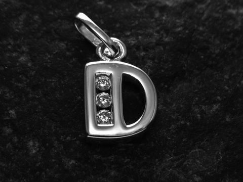 Anhänger aus Silber rhodiniert in Form des Buchstabens D, verziert mit drei Zirkonia, Hersteller Juwelier Harnisch.