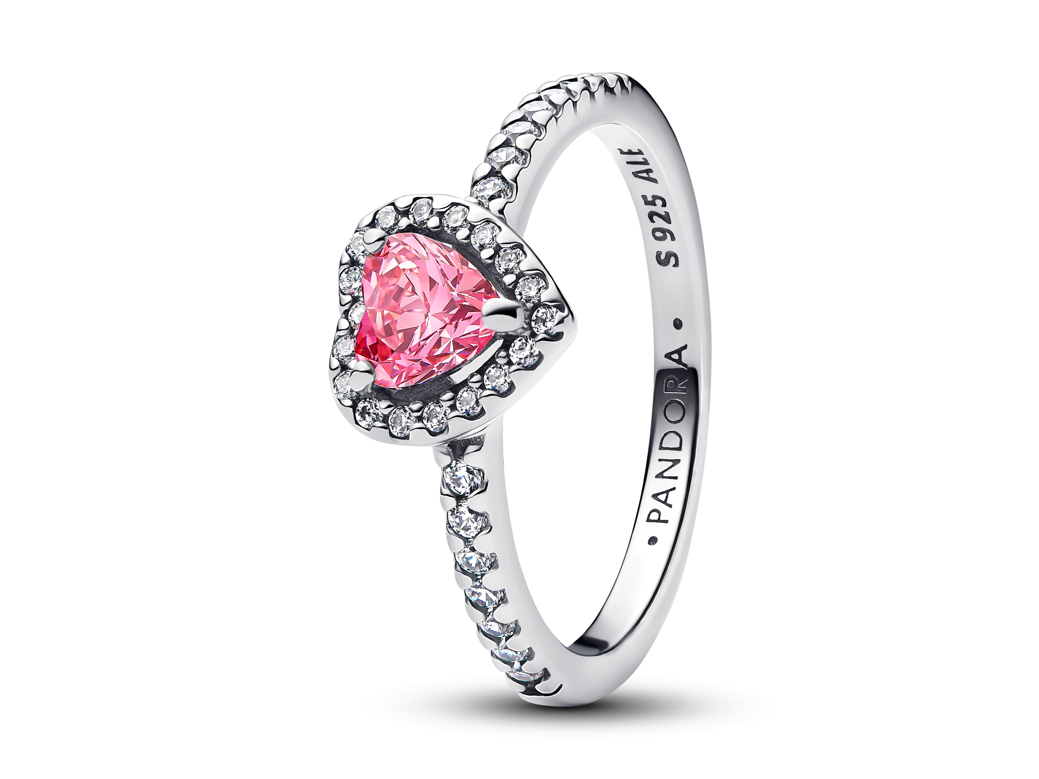 Der Ring von Pandora hat eine zarte schlichte Form mit einem rosa Herz aus Zirkonia als Hauptstein, umgeben von kleinen klaren Zirkonias, gefertigt aus Sterling Silber und in Größe 48 erhältlich.