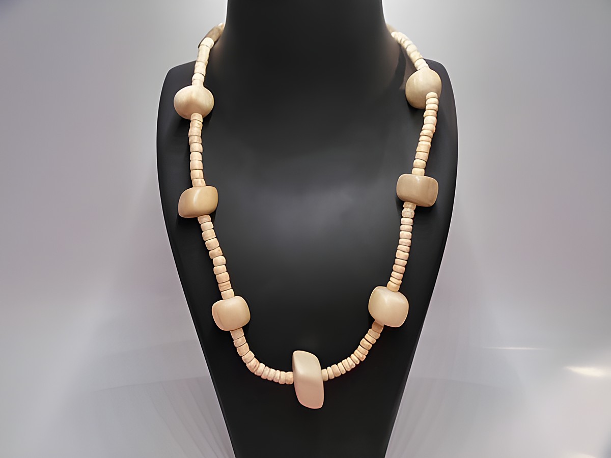 Holzkette Multiform 26 mm naturbraun 60 cm Holz Schmuck vom Hersteller Juwelier Harnisch auf einem modischen Ständer präsentiert. Die Kette zeigt abwechselnd größere und kleinere Holzperlen in naturbraun.